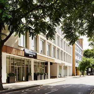 By Marriott Bridge Londra